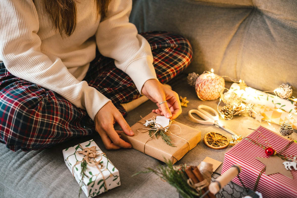 mujer-decoración-navidad