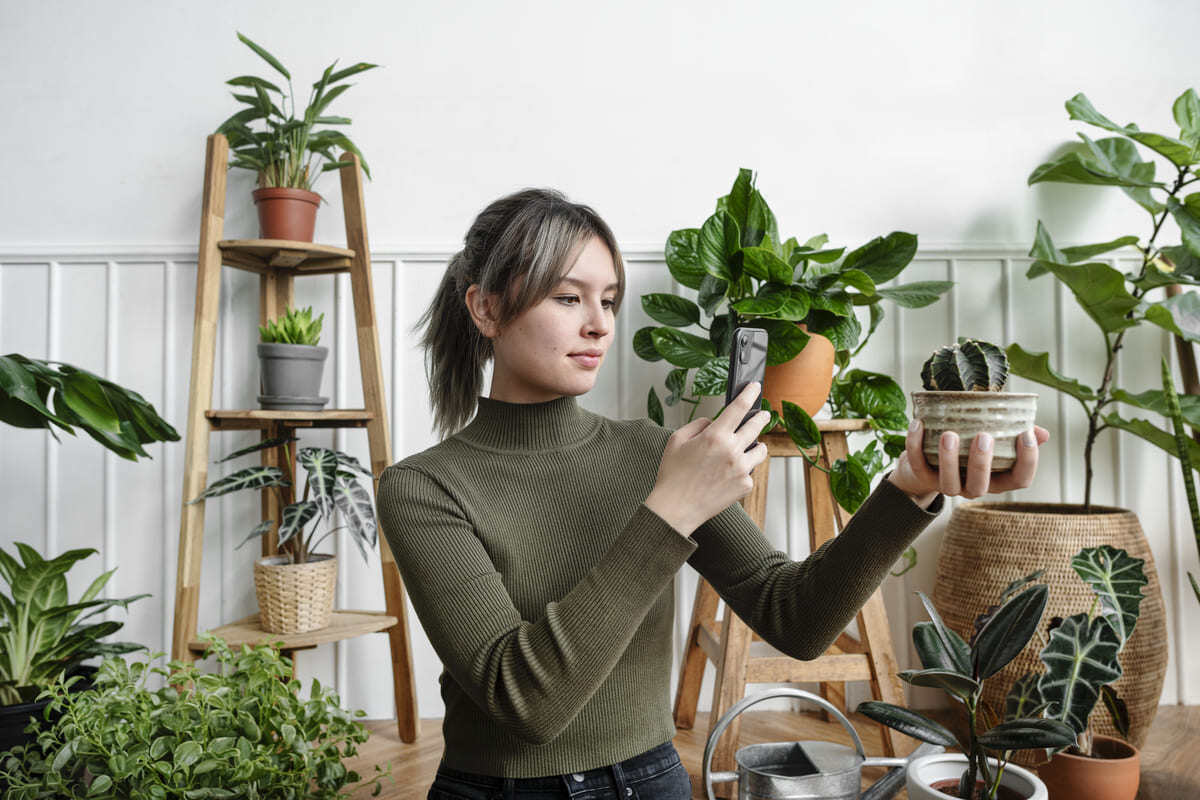 mujer-fotografía-plantas-redes-empresaria